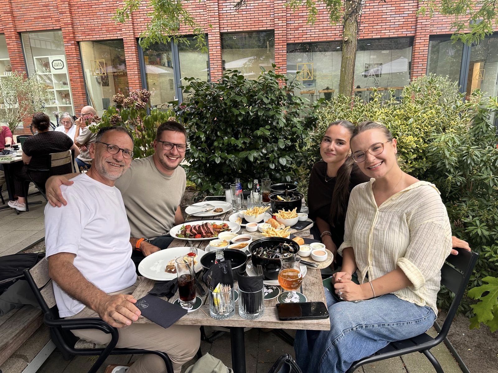 Samen aan tafel tijdens de lunch