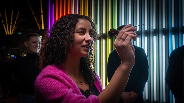 Speler gooit een dartpijl bij Dartwin